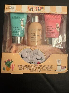 Studio Selection Llamazing Travel Bag Set - New